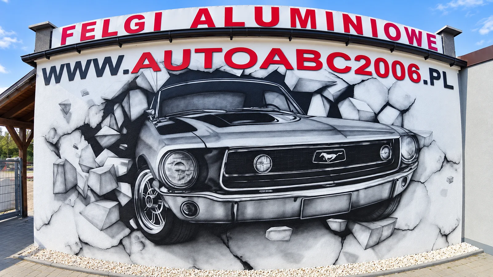Mural z Mustangiem na ścianie siedziby AutoABC2006